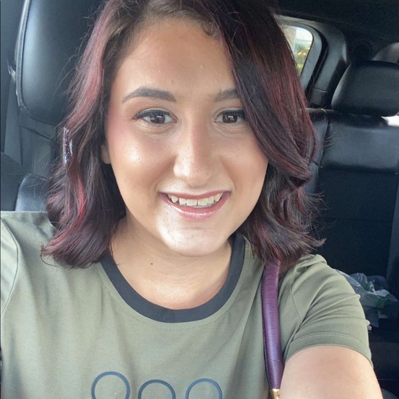 Meet your Posher, Megan - Picture 2 of 3